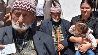 100 yaşına girdi ve torununun torunuyla pasta üfledi! İşte uzun yaşamın şaşırtıcı sırrı