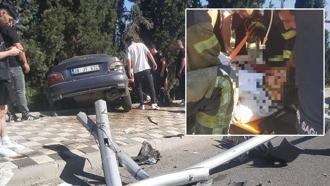 Aydınlatma direğine çarpan otomobil, kaldırımda asılı kaldı