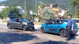 İki araç kafa kafaya çarpıştı, 5 kişi yaralandı