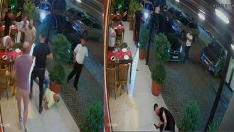Eğlence mekanı önünde silahlı çatışma! Anbean güvenlik kamerasına yansıdı