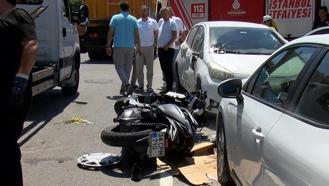 Üsküdar’da 3 araç birbirine girdi: Motosiklet sürücüsünün ayağı koptu