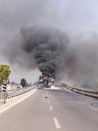 Mobilya malzemesi yüklü TIR alev alev yandı