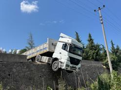 Freni boşaldığı öne sürülen saman yüklü TIR, beton bariyere çarptı