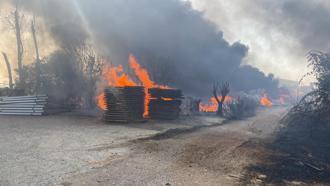 Antalya'da arazide çıkan yangın, mobilya fabrikasına sıçradı