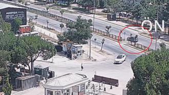 Yaya geçidinde otomobilin çarptığı yaya yaralandı; kaza kamerada