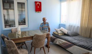 Tahliye edilen dede ve torunları, yeni evlerine taşındı