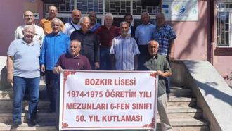50 yıl sonra büyük buluşma! Mezun oldukları okula geldiler: Öğrencilere küçük bir hatıra bıraktık