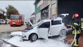 Otomobildeki yangın güçlükle söndürüldü