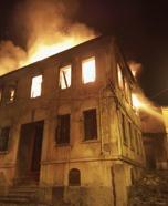 Balıkesir'de 2 katlı tarihi bina yandı