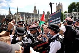 İngiltere'de 'Palestine Action' üyelerinin eylemine polisten sert müdahale!