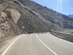 Artvin’de heyelan anı kamerada