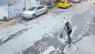 İstanbul - Beyoğlu’nda hastaneye giden kadını gasbetti; o anlar kamerada