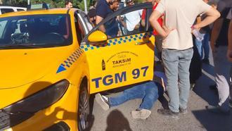 İstanbul - Beyoğlu'nda seyir halindeyken rahatsızlanan taksi şoförü aracını kenara çekip yola uzandı
