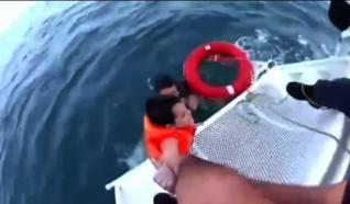 Can yeleğiyle denizde sürüklenen 6 yaşındaki çocuğun 1200 metre açıkta kurtarılması kamerada