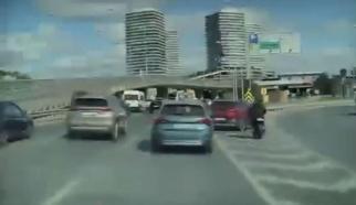 İstanbul- Şişli'de sapağa geç giren otomobile motosiklet çarptı