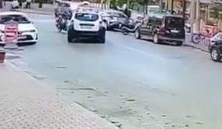 Otomobil ile çarpışan motosikletin sürücüsü metrelerce yükseğe savruldu; kaza anı kamerada