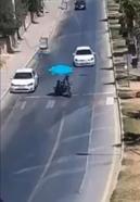 Otomobilin, yaya geçidinde motosiklete çarptığı kaza kamerada