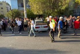 Mersin’de kaldırıma çıkan otomobil ağaca çarptı: 2 yaralı
