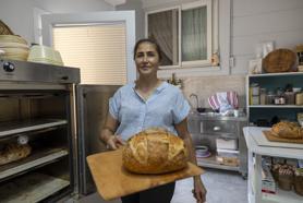 Kadın elinin değdiği ekşi maya ekmekler tüm sofralarda