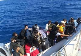 Didim açıklarında düzensiz göçmenleri taşıyan bot battı: Anne ile oğlu öldü