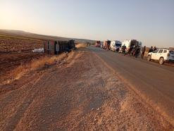 Mardin’de devrilen TIR’ın şoförü yaralandı