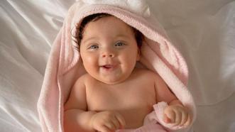 Yeni doğan bebeklerin gözleri neden mavi gibi görünüp koyulaşır?