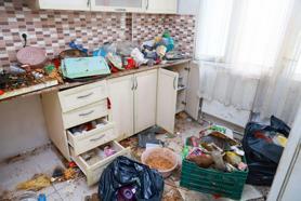 Manisa'da kötü koku gelen evden; 2 kamyon çöp çıktı