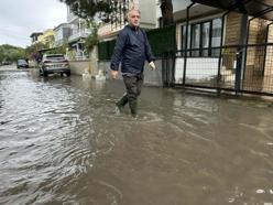 Balıkesir'de sağanak; cadde ve sokaklar göle döndü
