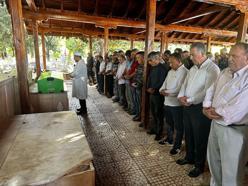 Mersin’de şarampole yuvarlanan minibüste ölen 3 kişi toprağa verildi