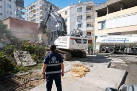 Barış Mahallesi’ndeki metruk binanın kontrollü yıkımı gerçekleşti