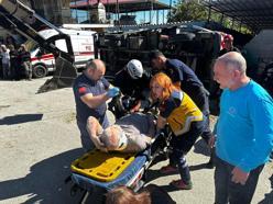 Kargo kamyoneti devrildi: 2 yaralı