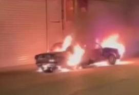 Sanayi sitesinde 5 araç kundaklandı