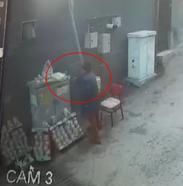 Para bozdurmaya giden seyyar satıcının tezgahta bıraktığı telefonunu çaldı