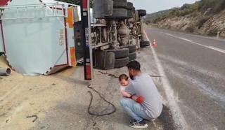 Devrilen kamyon, sıkmacıya ramak kala durdu