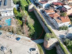 İznik’te tarihi surlar içinde kalan arsasını Papa’nın ziyaretinden bir gün sonra satışa çıkardı