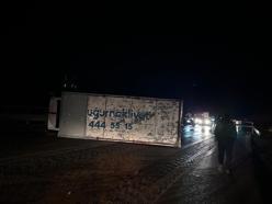 Bursa'da devrilen kamyonun şoförü yaralandı