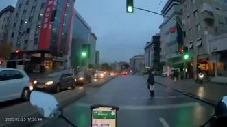 İstanbul - Maltepe'de kırmızı ışıkta caddeden karşıya geçen yayaya motosiklet çarptı