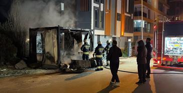 Sitenin güvenlik kulübesinde çıkan yangın büyümeden söndürüldü