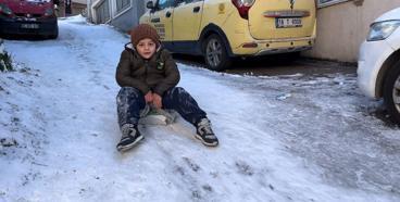 Lösemiyi yenen Mertcan, 3 yıl sonra sokağa çıkıp poşetle kaydı