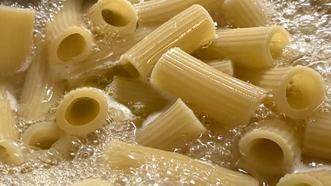 Makarnada lezzet hatası! Yağ yanlış zamanda eklenince sos tutmuyor