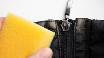 Kışın en büyük sorunu: Mont yakasına fondöten bulaşmasına son veren yöntem