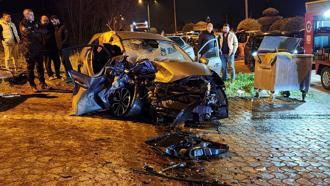 Bursa'da iki otomobil kafa kafaya çarpıştı: 3 yaralı