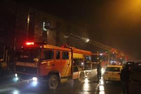 İstanbul - Kağıthane'de marangozhanede yangın; mahsur kalan 11 kişi ile 1 köpek kurtarıldı