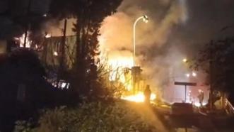 Üsküdar'da 2 katlı metruk bina alev alev yandı