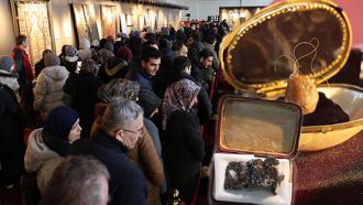 99 kutsal emanet bir arada! Kâbe örtüsünden Saç-ı Şerif'e... Akın ettiler