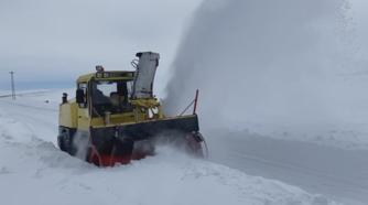Kars'ta kardan kapanan 32 köy yolunda çalışmalar sürüyor