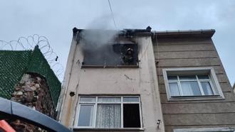 İstanbul - Fatih'te 2 katlı binada çıkan yangına ekipler müdahale ediyor; yaralılar var -1