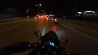 Maltepe’de sürücüsünün direksiyon hakimiyetini kaybettiği otomobil devrilerek bariyerlere çarptı