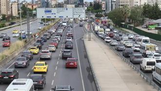 İstanbul'da haftanın ilk iş gününde trafik yoğunluğu yüzde 51 olarak ölçüldü