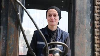 Hurda ayrıştırdığı iş yerinin kadın vinç operatörü oldu